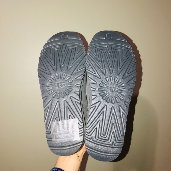 UGG Classic Slipper - Picture 7 of 9